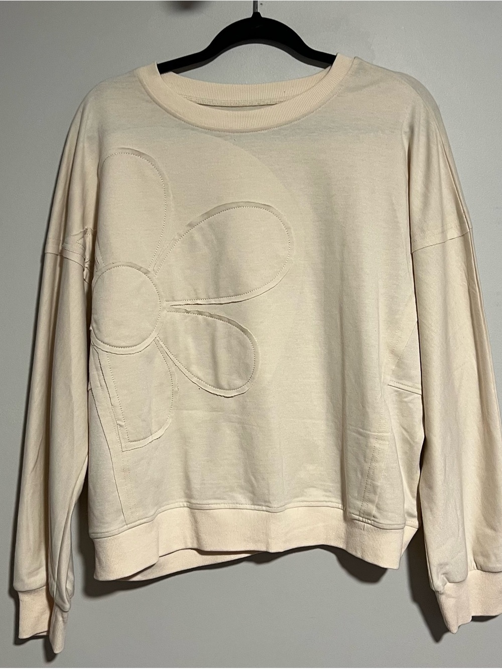 Women's Cream Flower Appliqué Sweatshirt Top